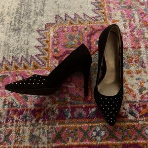 Black and gold pointed toe heels